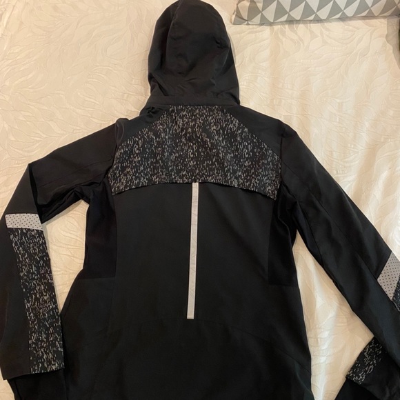 ‼️SOLD‼️Black windbreaker from The Running Room! - Picture 2 of 3